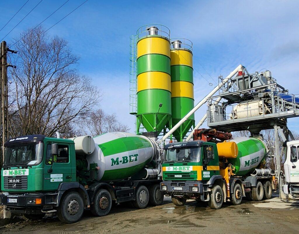Ciężarówki M-BET przewożąca beton